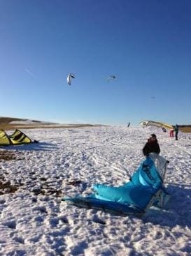 Aufbauen des Kites auf Schnee